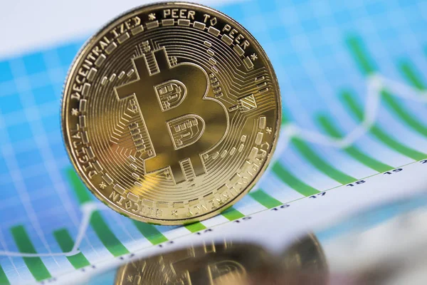 Golden Bitcoin Coin, виртуальные деньги, финансовый график Стоковое Фото