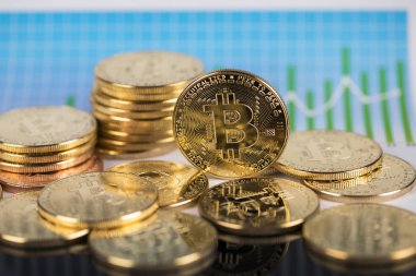 Grafiğin arka planında altın Bitcoin
