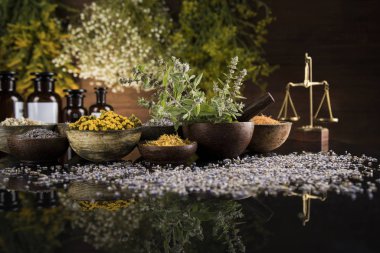 Siyah ayna arka planında doğal tıp