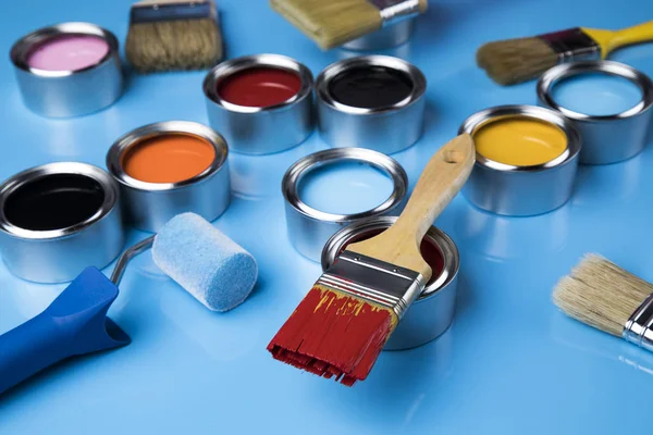 Latas de metal con pintura de color y pincel —  Fotos de Stock