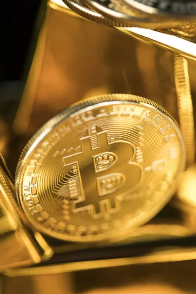 Bitcoins en het concept van nieuw virtueel geld — Stockfoto