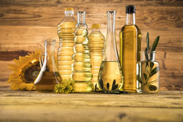 Produkty naftowe, oliwa z pierwszego tłoczenia, nasiona słonecznika, olej rzepakowy — Zdjęcie stockowe