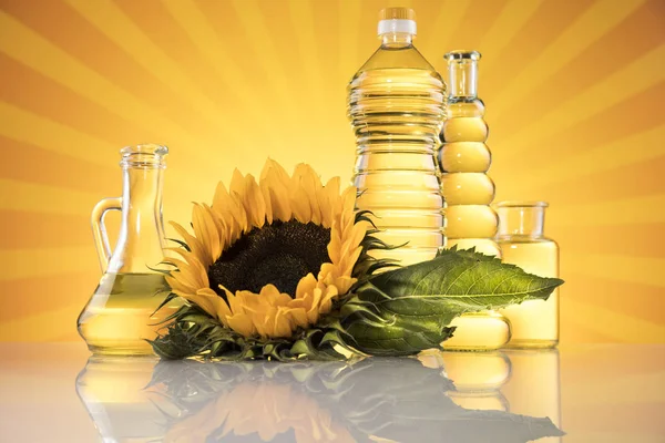 Bouteilles d'huile de tournesol avec fleur — Photo