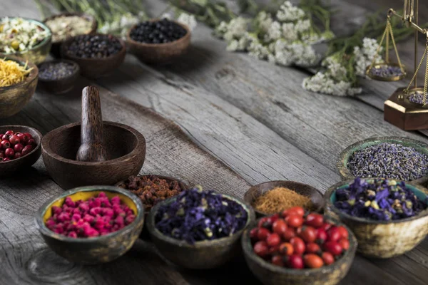 Remedio natural, medicina herbal y fondo de mesa de madera Imagen De Stock