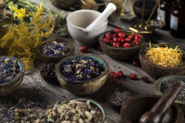 Bitki ilaçları ve eski ahşap arka plan.