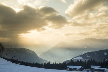 Dağlardaki kış ağaçları, doğa manzarası.