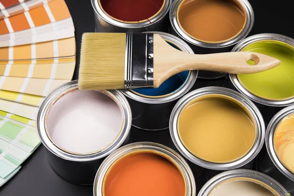 Latas de lata com tinta e pincéis — Fotografia de Stock