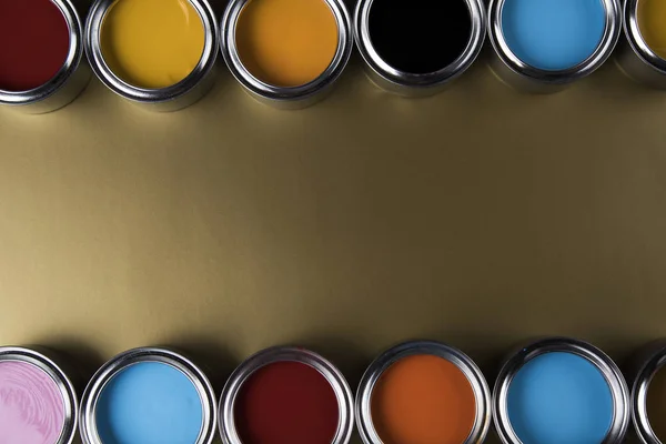 Paleta de latas de pintura, concepto de creatividad —  Fotos de Stock