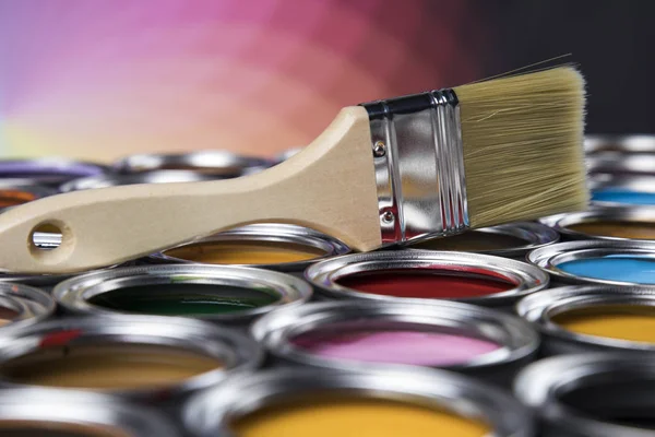 Pincel de pintura, lata e amostras de guia de cor — Fotografia de Stock