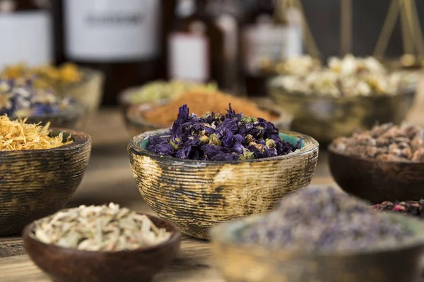 Natuurlijke remedie, kruidengeneeskunde en houten tafel achtergrond — Stockfoto