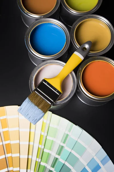 Szczotka do farb, puszka i próbki prowadnic kolorów — Zdjęcie stockowe