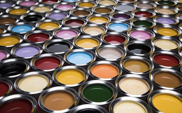 带彩色油漆的锡金属罐组 — 图库照片