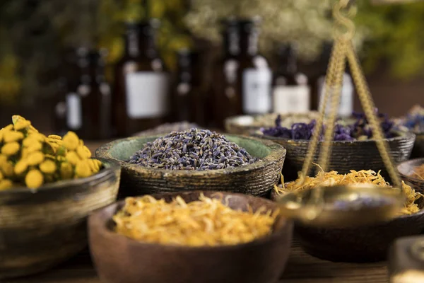 Natuurlijke remedie, kruidengeneeskunde en houten tafel achtergrond — Stockfoto