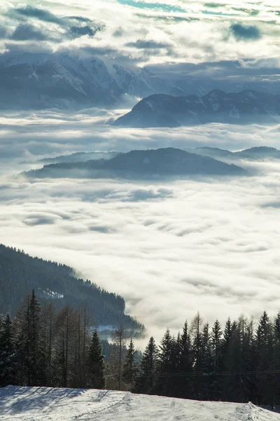 Schöne Winter-Naturlandschaft, atemberaubender Blick auf die Berge — Stockfoto