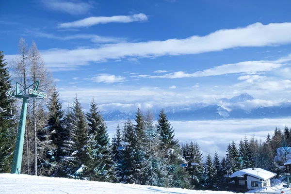 Lanová dráha v horách, zimní krajina — Stock fotografie