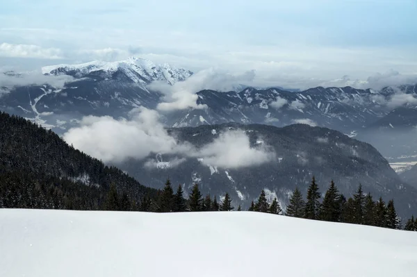 Beau paysage naturel hivernal, vue imprenable sur la montagne — Photo