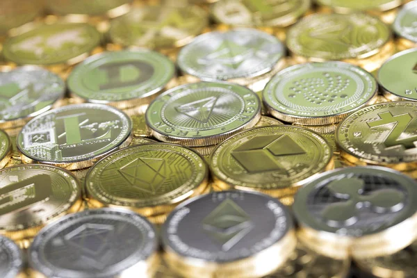 Bitcoin, litecoin, zbliżenie monet eterycznych, wirtualne pieniądze backgr — Zdjęcie stockowe