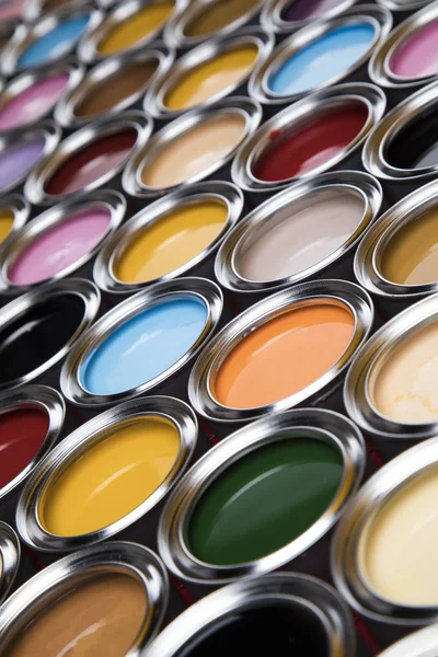 Colores del arco iris, Grupo de latas de metal — Foto de Stock