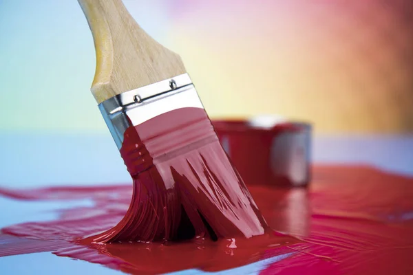 Scatole di metallo con vernice a colori e pennello — Foto Stock