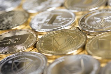 Bitcoin, litekoin, etherium madeni paralar yakın çekim, sanal para geri ödeme