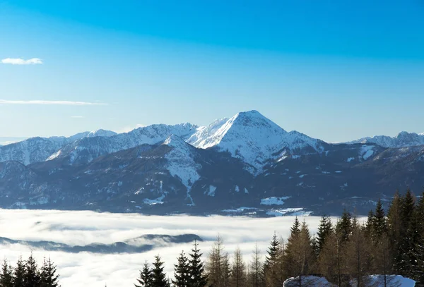 Winterblick in die Berge, Skigebiet — Stockfoto