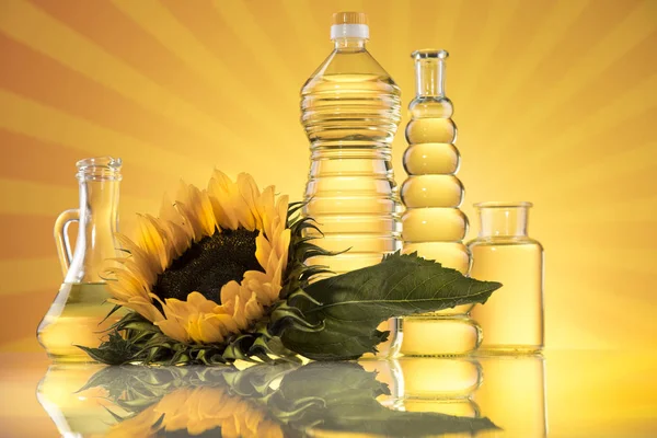 Bouteilles d'huile de tournesol avec fleur — Photo