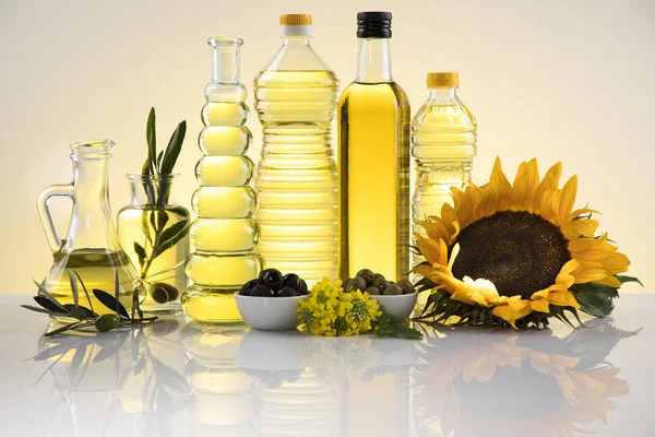 Matlagning och livsmedel oljeprodukter, Extra jungfruolja, solros se — Stockfoto