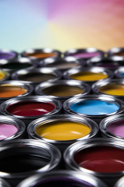 Концептуальна група олов'яних металевих банок з кольоровою фарбою — стокове фото