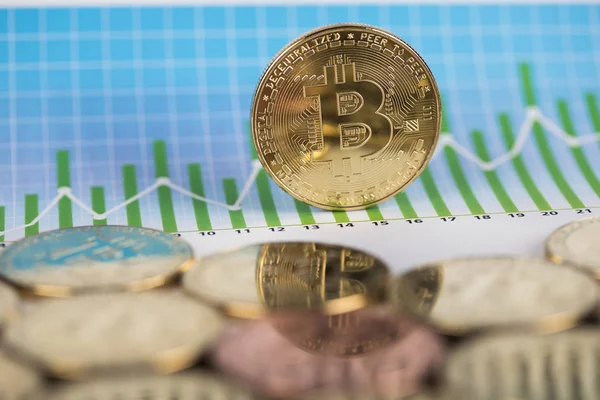 Altın Bitcoin madeni para, sanal para, finansal tablo — Stok fotoğraf