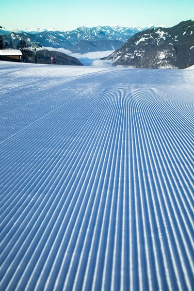 Nieve fresca en la pista de esquí, paisaje invernal —  Fotos de Stock