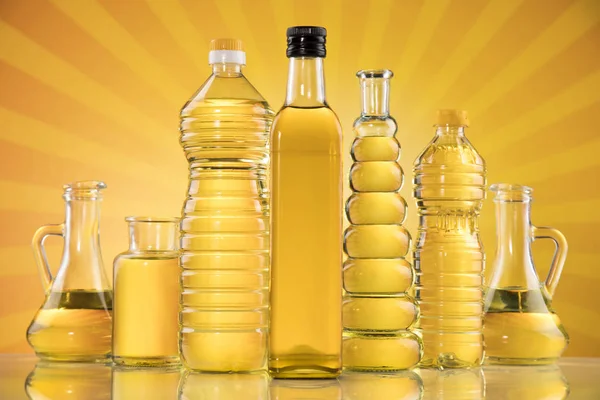 Olivenöl Rapsöl Sonnenblumenöl Auf Orangem Hintergrund — Stockfoto