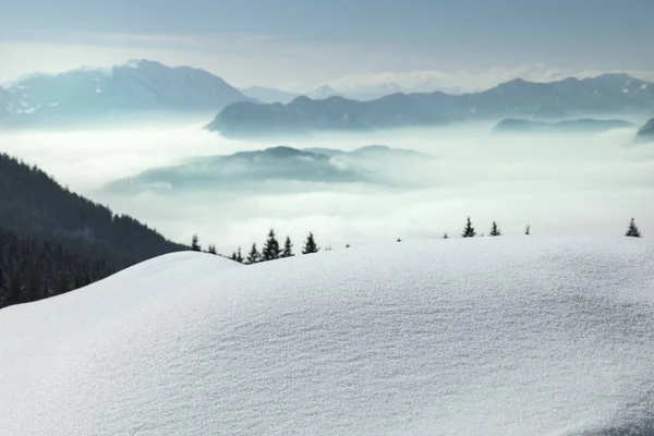 山脉和冬季空间为您的文字 — 图库照片