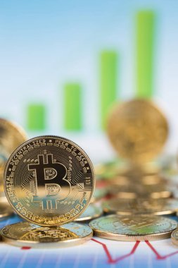 Grafiğin arka planında altın Bitcoin