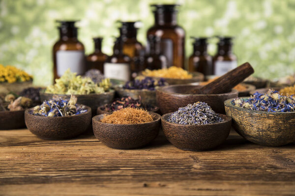 Гомеопатия, травяная медицина на деревянном столе