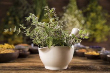 Doğal ilaç, bitkisel ilaç ve ahşap masa geçmişi.