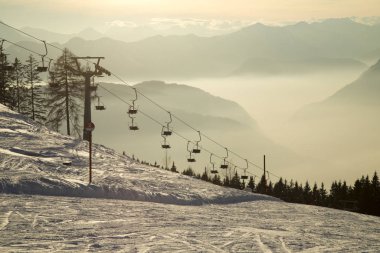 Dağlardaki halat yolu, kışın doğa manzarası