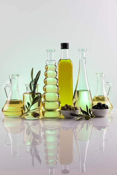 Бутылки оливкового масла, оливкового масла и кулинарных масел
