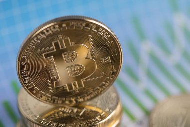Grafiğin arka planında altın Bitcoin