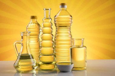 Ayçiçeği, zeytin, kolza yağı gibi sağlıklı yağlar. Şişede yağlar pişiyor.