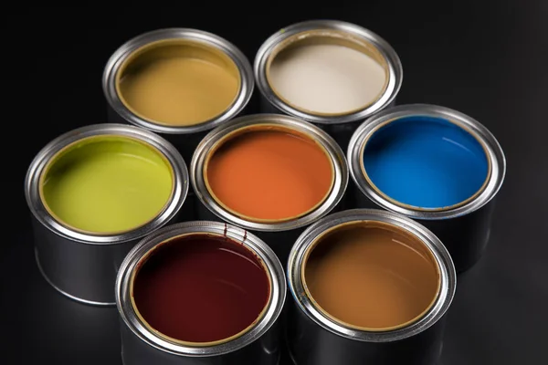 천연색 페인트를 깡통들 로구성 — 스톡 사진