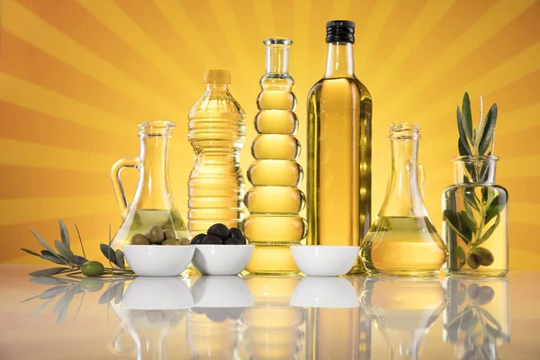 Oljeflaskor Olivkvistar Och Matoljor — Stockfoto