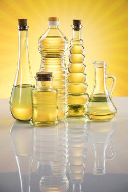 Ayçiçeği, zeytin, kolza yağı gibi sağlıklı yağlar. Şişede yağlar pişiyor.