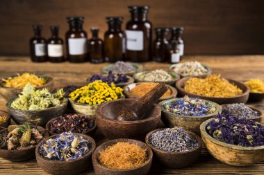 Homeopati, ahşap masada bitkisel ilaçlar.