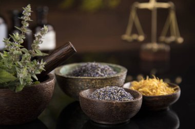 Alternatif sağlık, taze bitkisel ve harç siyah ayna arka planında