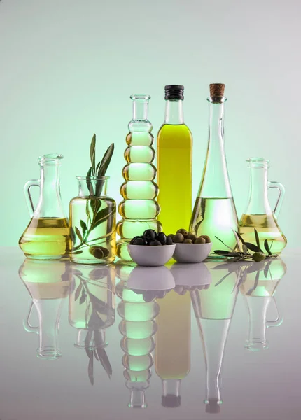 Flaschen Mit Bio Kocholivenöl Und Olivenzweig — Stockfoto