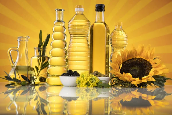 从葵花籽 菜籽油中提取出健康的油 瓶子里的烹调用油 — 图库照片