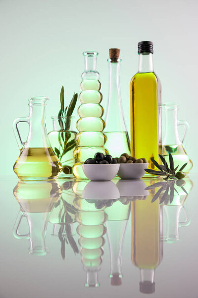 Оливковое масло бутылки, оливковая ветвь и кулинарные масла
