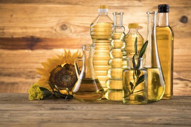 Ayçiçeği, zeytin, kolza yağı gibi sağlıklı yağlar. Şişede yağlar pişiyor.