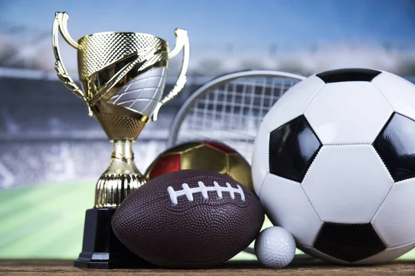 トロフィーカップとスポーツボールの背景 — ストック写真