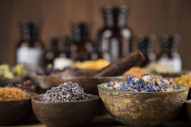 Homeopati, ahşap masada bitkisel ilaçlar.